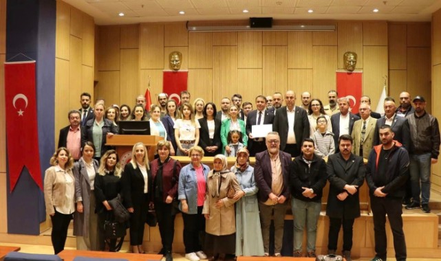 Mazbatasını aldı;