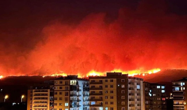 Çanakkale'de yangın; yerleşim yerlerine yaklaştı...;