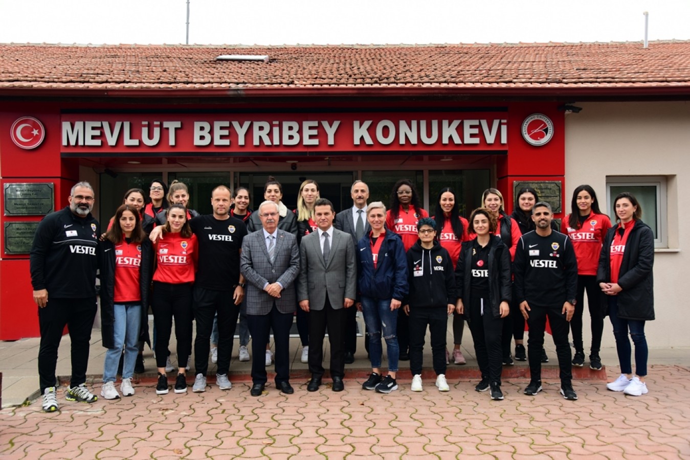Altın kızlar, Topal’a misafir oldu;