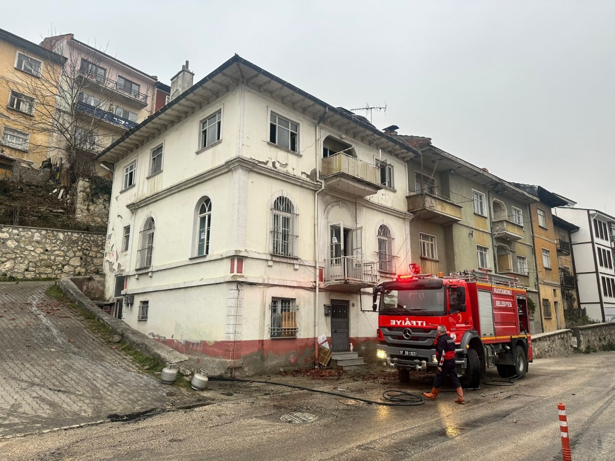 Tarihi banka binasında korkutan yangın;