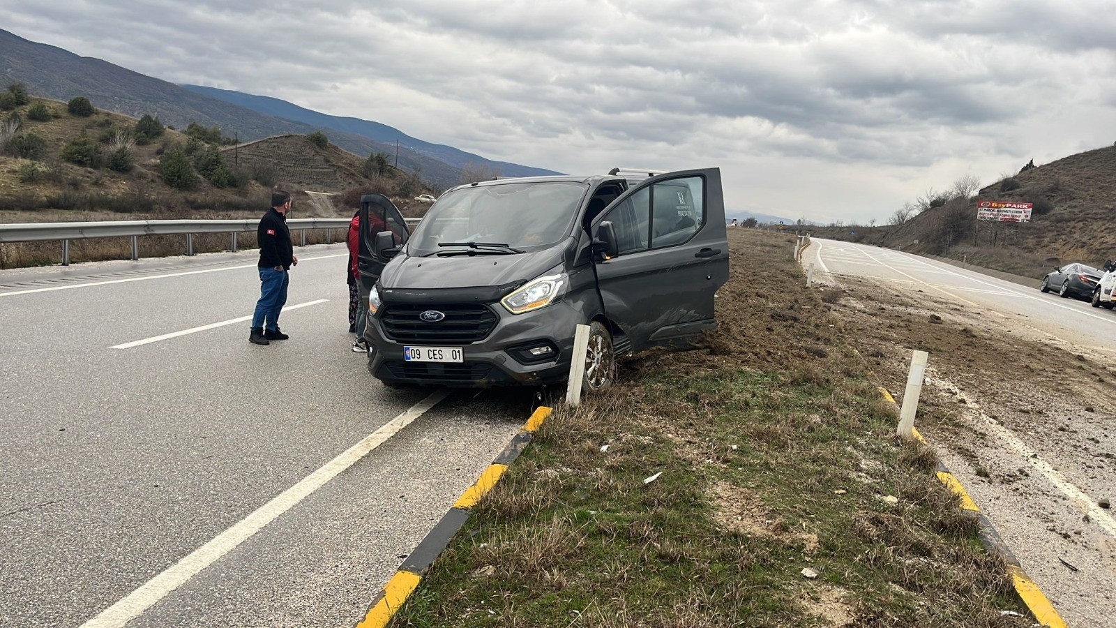 Minibüs orta refüje çıktı, sürücü yaralandı;