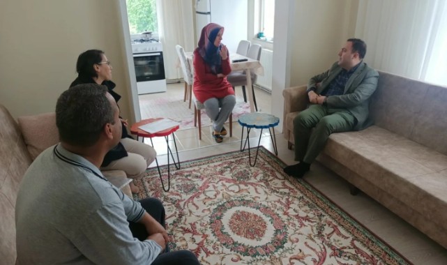 Kaymakam Karataş'tan depremzede aileye ziyaret;