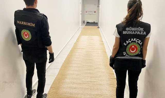 Yok artık!.. Kilolarca uyuşturucuyu halıya emdirmişler;