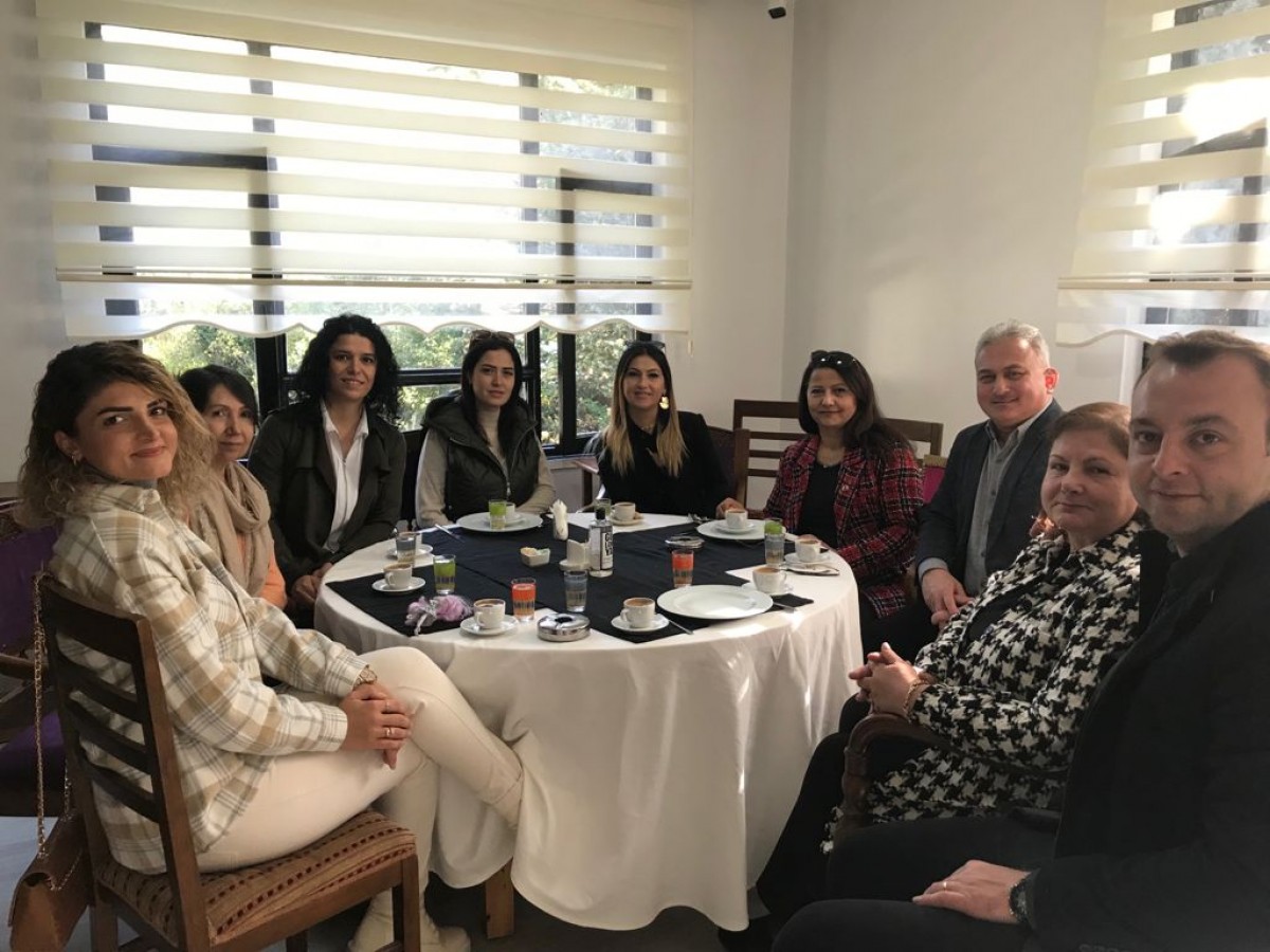 Dişi kartallar kahvaltıda buluştu;