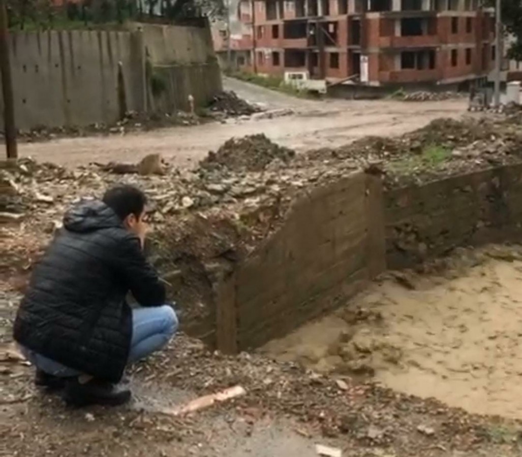 Diken üstündeyiz!;