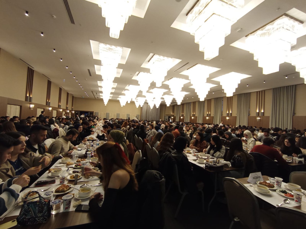 Hayırsever işadamlarından öğrencilere 5 yıldızlı hotelde iftar.;