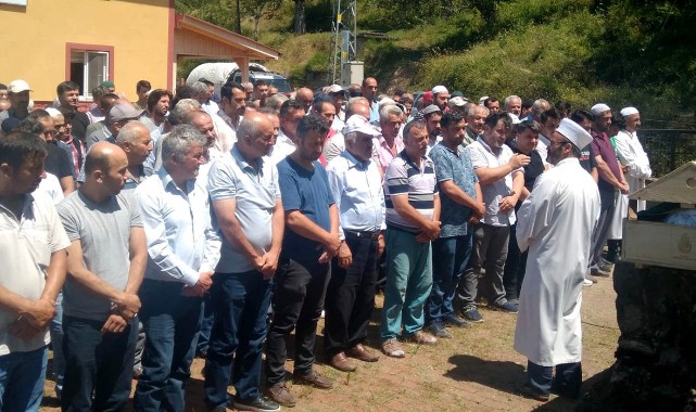 Oğlunu kurtarmak isterken boğulan baba toprağa verildi;