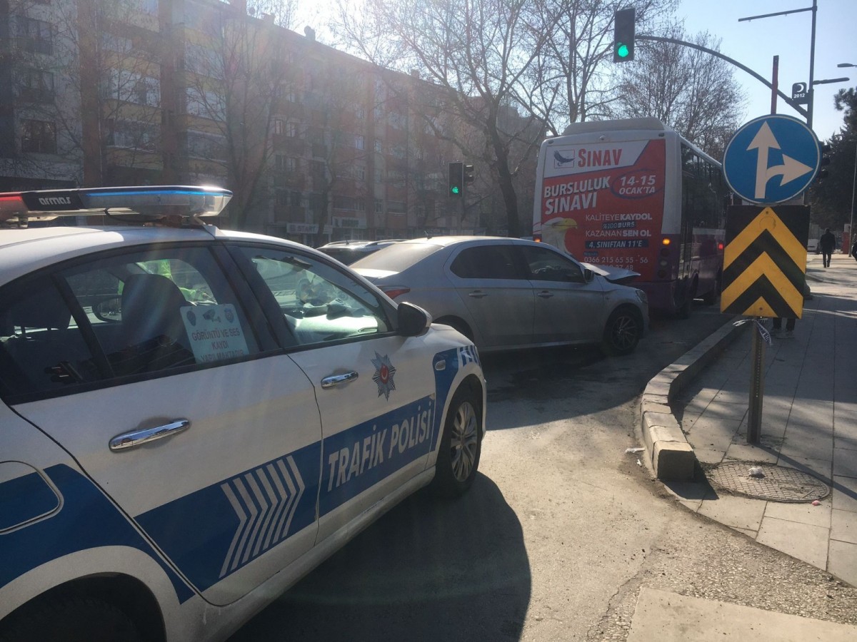 Otomobil halk otobüsüne çarptı: 1 yaralı;
