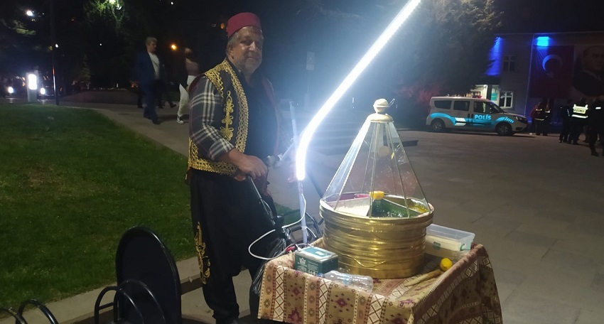 10 yıldır her Ramazan, İzmir'den geliyor...;
