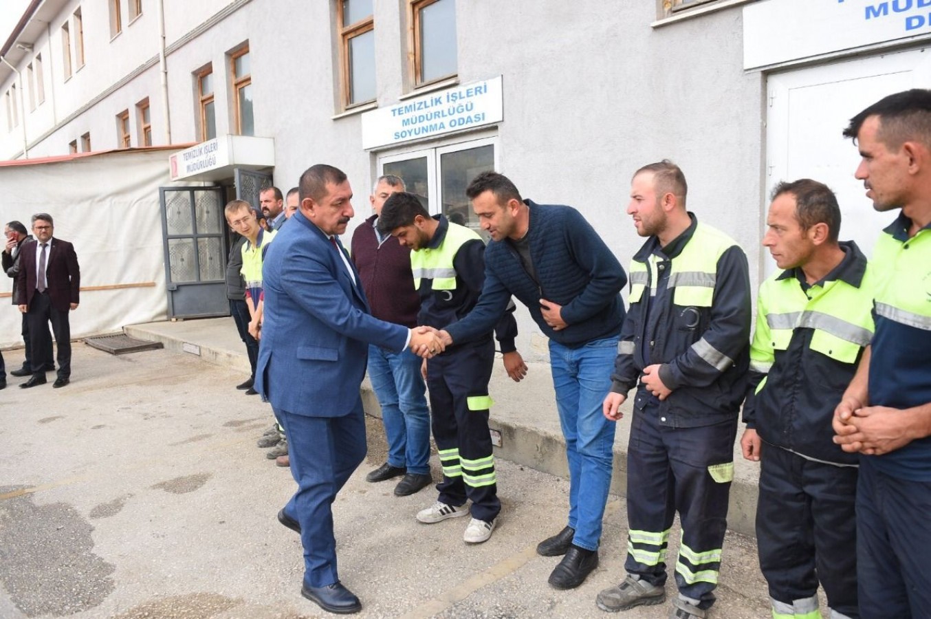 Belediye çalışanları kadroya girdi! Coşkuyla kutlandı;