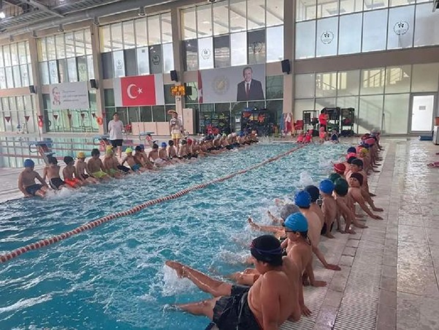 Çocuklar hem eğleniyor, hem de yüzme öğreniyor;