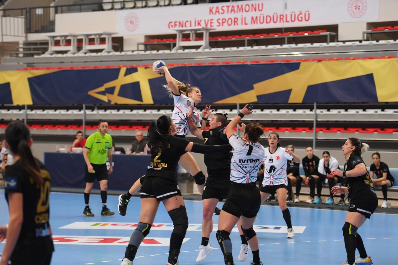 Belediyespor beraberliğe razı (27-27);