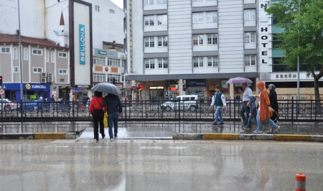 Güneşe aldanan ıslandı...;