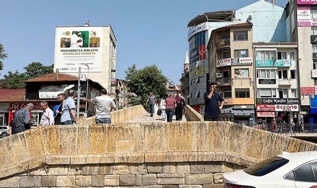 Uzmandan sıcak tavsiyeleri; Şapka takın, beyaz ve ince giyinin;