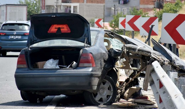 Bariyerlere çarpan otomobil hurdaya döndü;