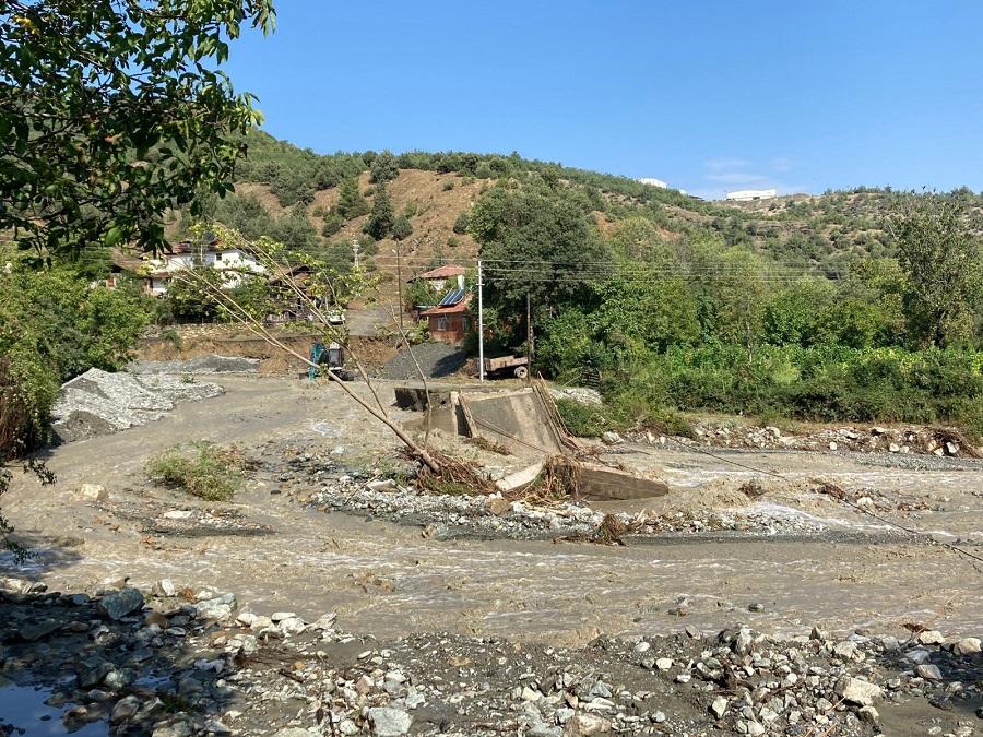 Köye ulaşım kapandı;