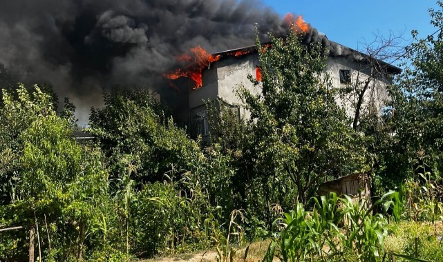Kastamonu'da 3 katlı ev alevlere teslim;