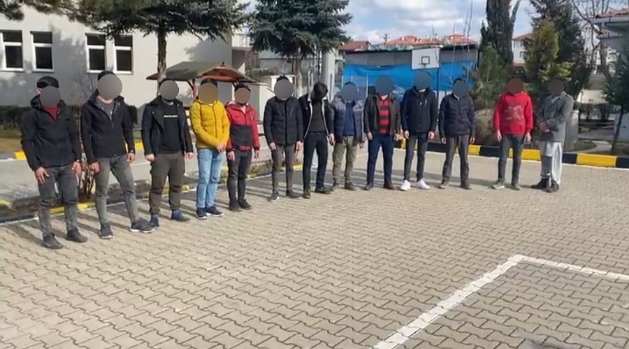 9 düzensiz göçmen yakalandı: 2 gözaltı;