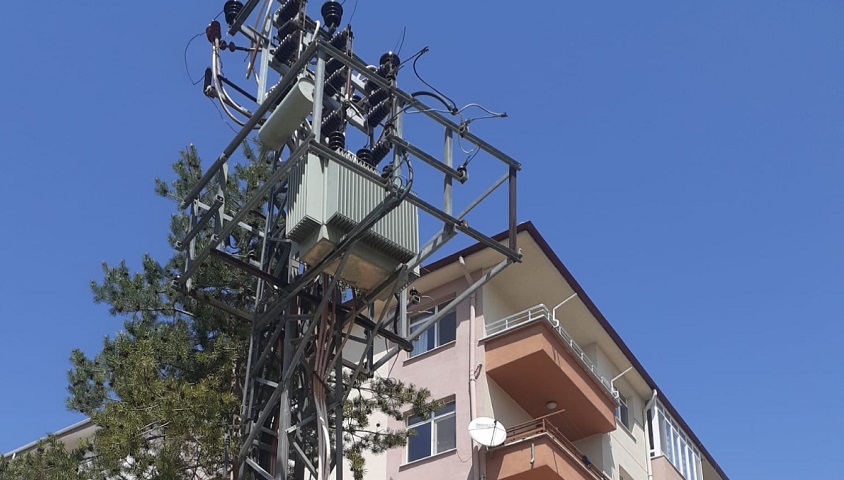 Saraçlar’daki trafo tehlike saçıyor;
