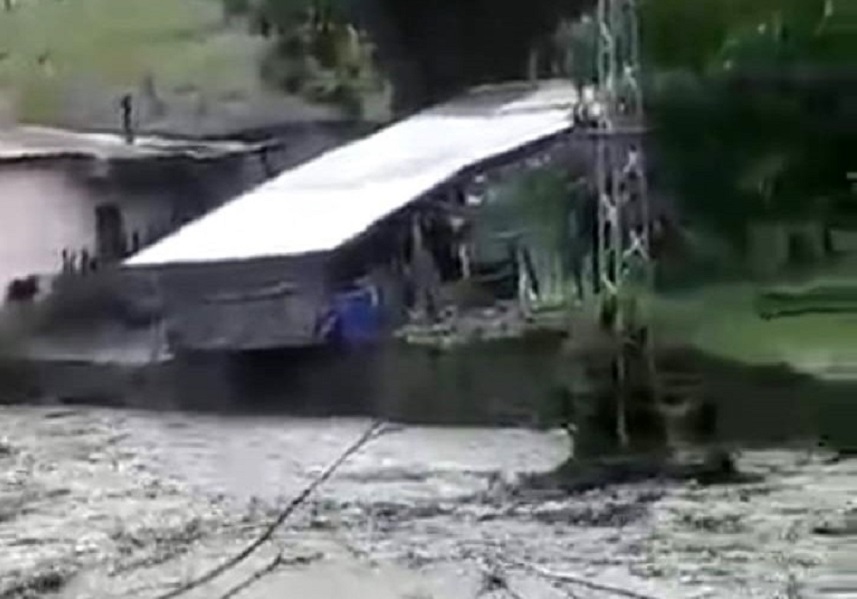 Ev ve mezar sele kapıldı;