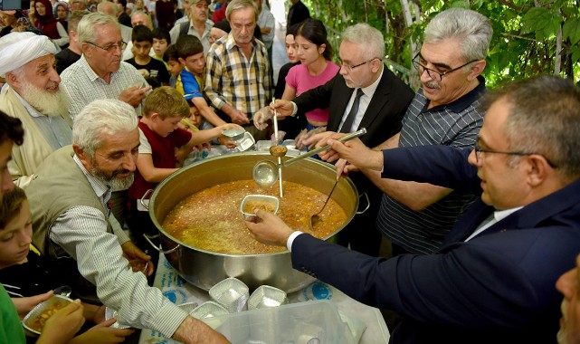 Taşköprü Belediyesi, 2 bin kişiye aşure ikram etti;