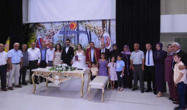 Öğretmen çift, dünyaevine girdi;