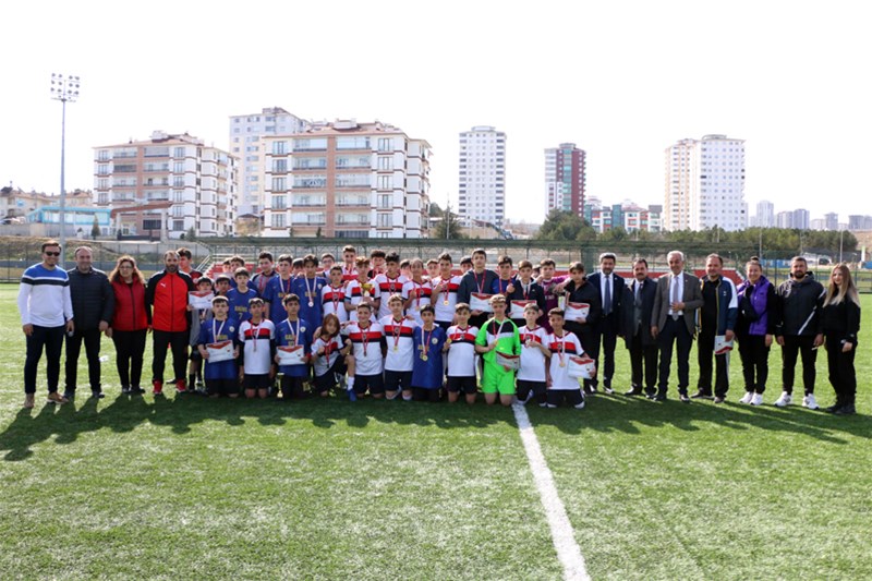 Yıldızlar futbolda şampiyon Vali Aydın Arslan;