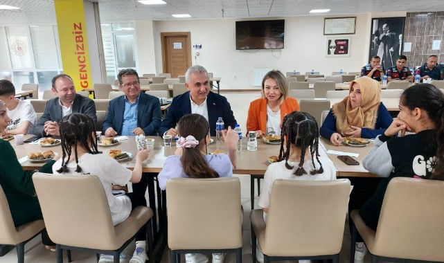Kastamonu'daki depremzedeler bayramda unutulmadı;