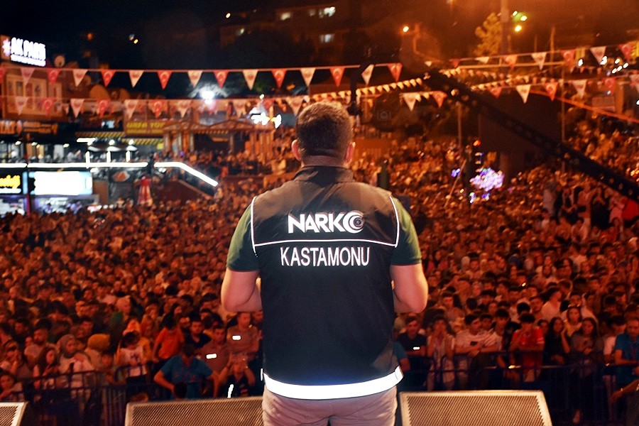 Narkotik Şube sahnede;