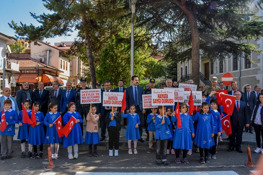 Katılanlara çikolata ikram edildi;