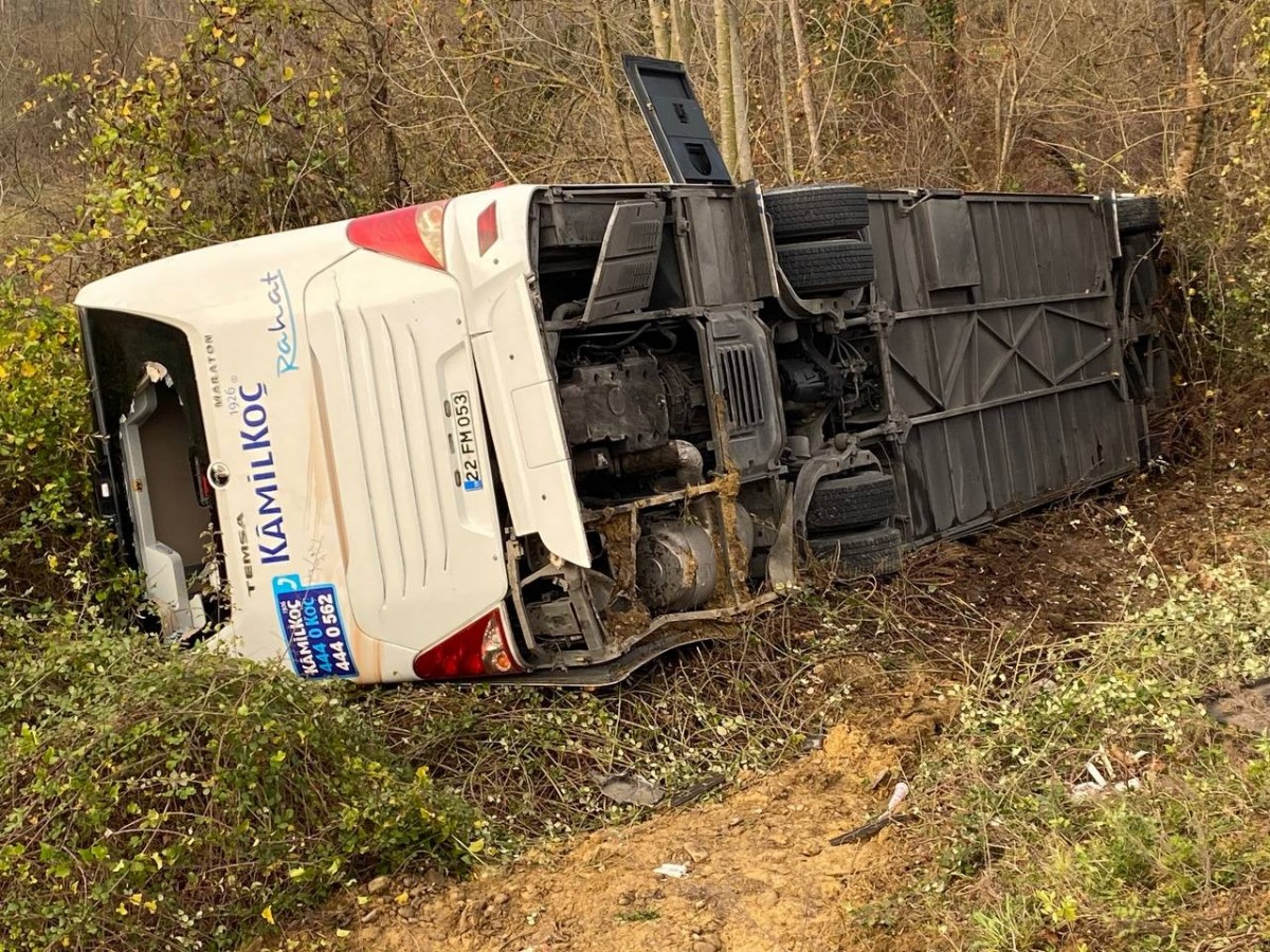 Yolcu otobüsü şarampole devrildi;