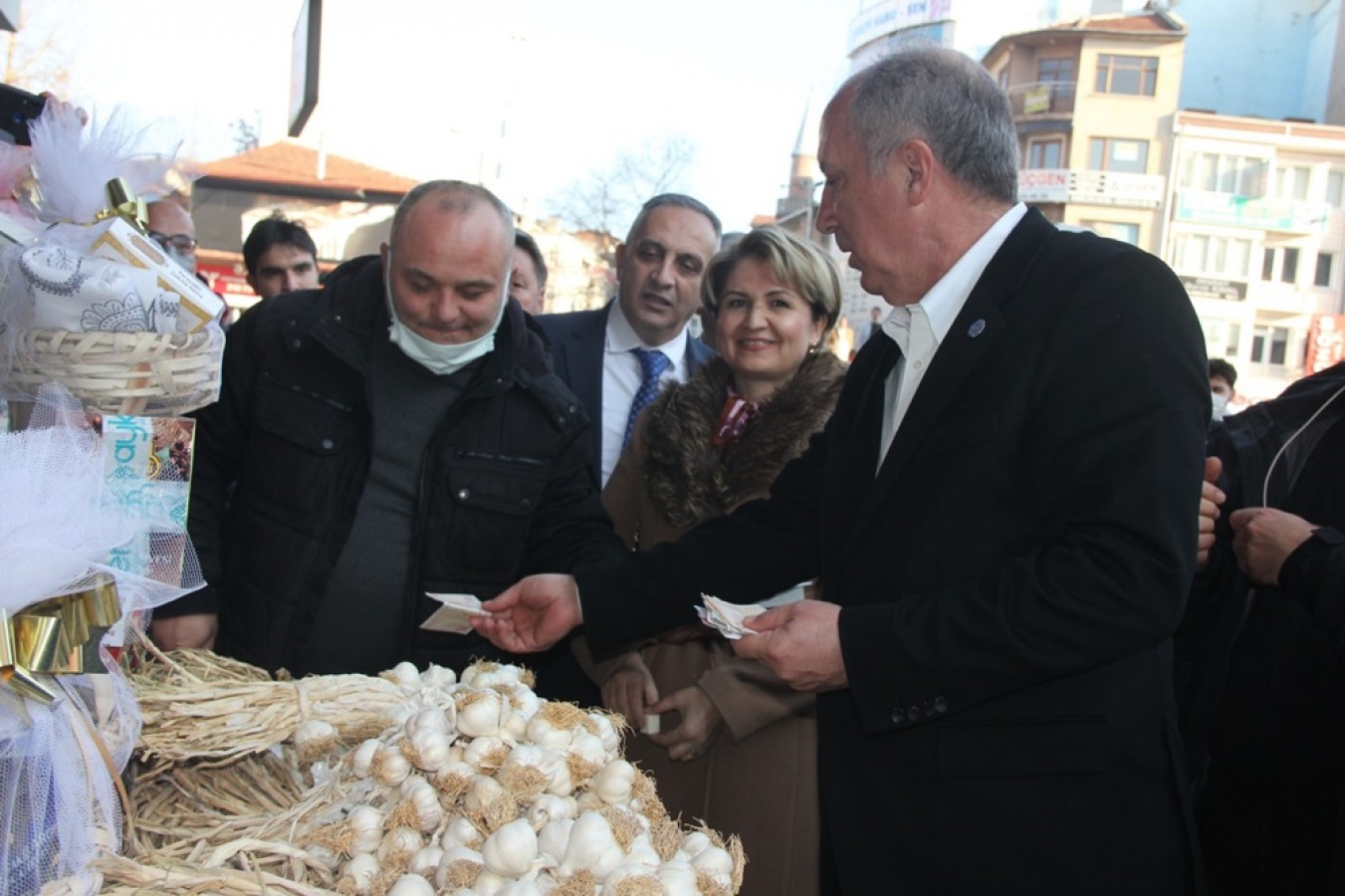 İnce'den 'seçilmiş esnaf' ziyareti;