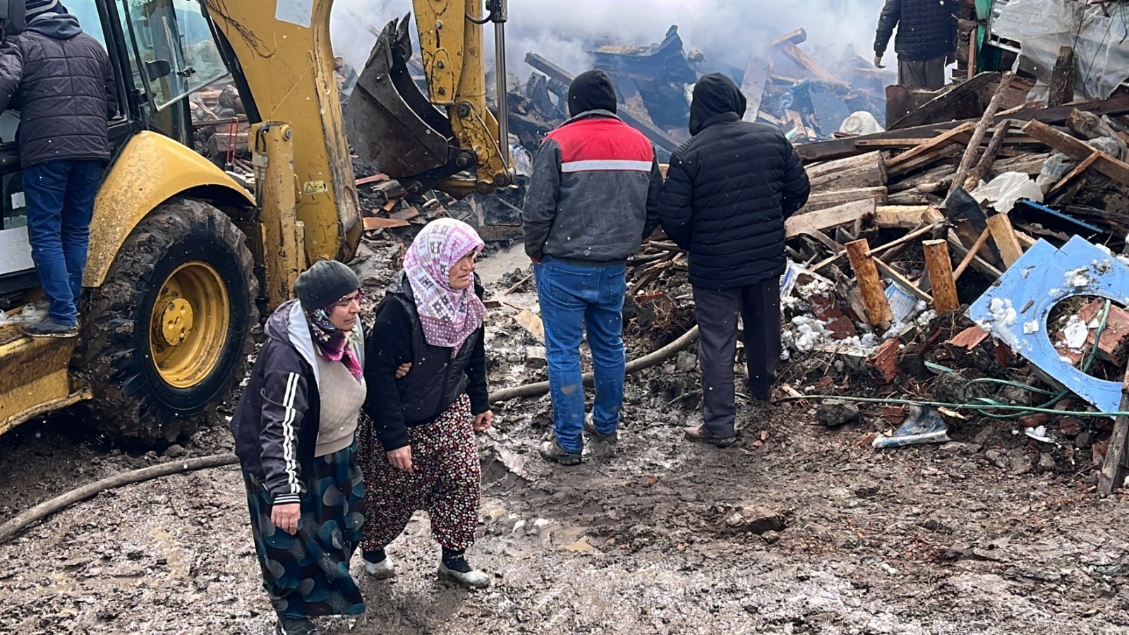 Yatalak annesini alevlerden kurtardı;