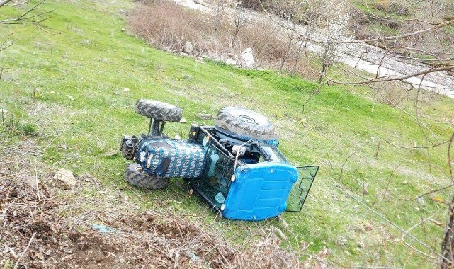 Devrilen traktörün sürücüsü yaralandı;