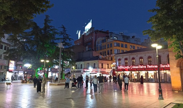 Nasrullah Meydanı'nda gurbetçi yoğunluğu;