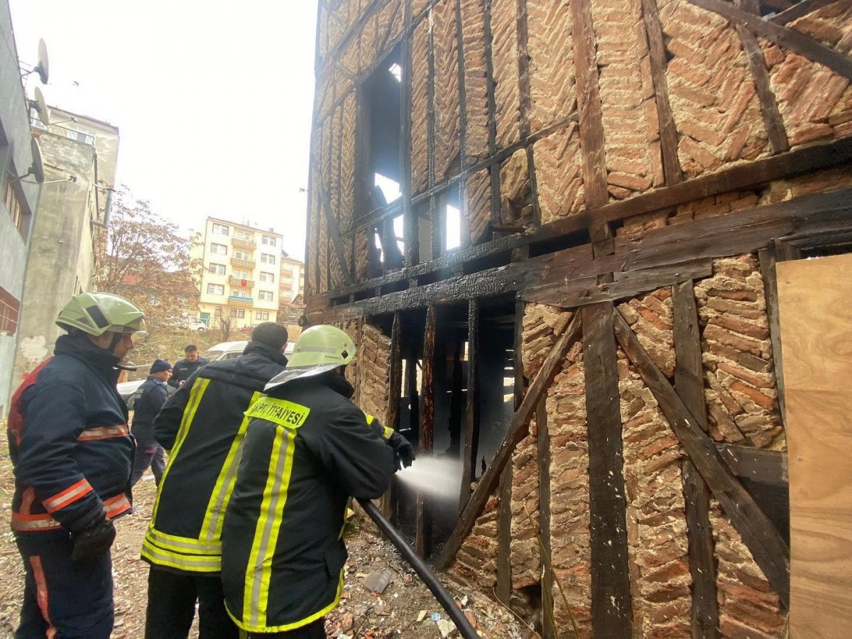 Metruk binada çıkan yangın kısa sürede söndürüldü;