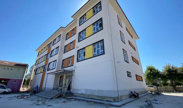 Abana yeni okuluna kavuşuyor;